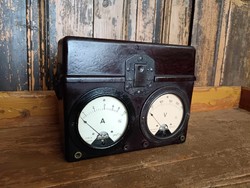 Ampere and voltmeter in one, with a bakelite case, in good condition, from the mid-20th century, portable instrument
