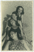 1949 augusztus – Fiatal lányok a vízparton. Készült a Leonardo műteremben, Temesvárott.