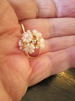 Earrings made of white small flowers