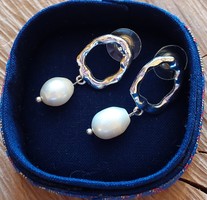 Very nice earrings with genuine cultured pearls