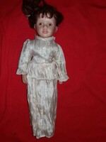 Old porcelain doll with brown hair and white clothes, in good condition, 42 cm according to the pictures