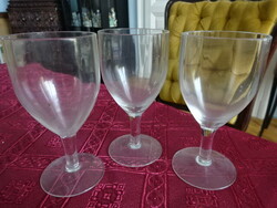 Three stemmed wine glasses, height 12.5 cm. He has!