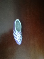 Porcelain soccer shoes in Doza colors.