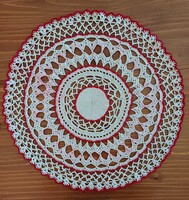 Round crochet placemat with red, white and pink colors