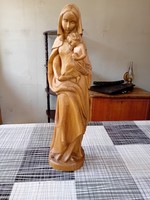 Mária kisdeddel faragott fa szobor