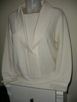 Törtfehér gyapjú tartalmú elegáns pulóver