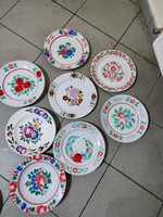 Porcelán tányérok, van köztük Alföldi és Hollóházi jelzett is
