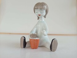 Hollóházi Káldor Aurél homokozó porcelán kislány