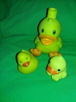 Retro plastic bathtub toy ducklings swimming in water 3 pcs in one, good condition according to the pictures