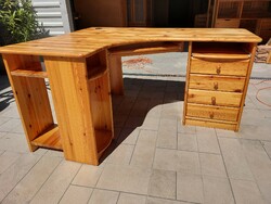 A large Vanessa pine corner desk for sale. Furniture of Rs. Preserved, in good condition, no scratches