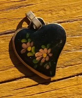 Antique flower pattern openable heart pendant