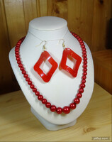 For a mint dress. ? Or who likes the beautiful red color? Jewelry set.