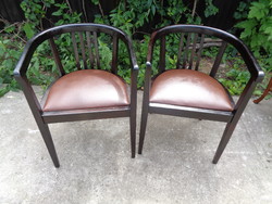 Chair with armrests, leather seat