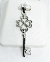 Ezüst kulcs medál, szivecskés mintával 925 ezüst új ékszer