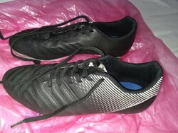Children's kipsta grass cleat soccer shoes, black size 40-41 brand new - hardly used for 10-14 year olds