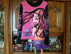 Special pattern -- t-shirt--- with cheerful colors,---showy ------for young people--teenagers---
