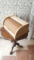 Wooden bread holder with a lid made of mat