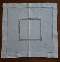 Szálhúzásos technikával hímzett selyemdamaszt asztalközép - monogramos