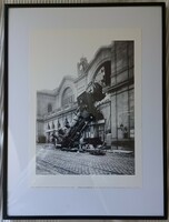Iconic photo from 1895: a locomotive broke loose at the Gare Montparnasse in Paris and ended up in the street