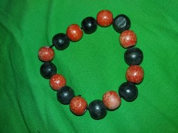 Retro wooden ball rubberized bracelet as shown in the pictures