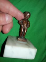 A Brüsszeli Manneken Pis pisilős kisfiú szobor bronz miniatűra + márvány talp 10 cm a képek szerint