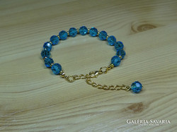 Turquoise-colored clasp bracelet with gold-colored nickel-free metal elements.