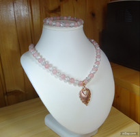 Mineral necklace and bracelet set, made of rock crystal and jade minerals.