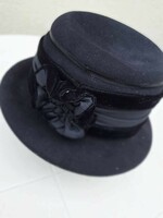 Women's black hat