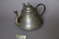 1720 Round pewter tea pot