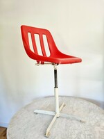 Retró piros műanyag szék - állítható magasságú