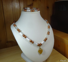 Very nice jewelry set, the glass beads have a particularly nice color.