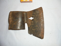 Antik kovácsoltvas szekerce - mesterjegyes