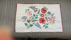 Pillow cover embroidered with Kalocsai kız, with a crochet border