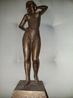 Fémből készült női akt szobor