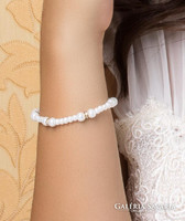 White glass bead bracelet with golden, crystalline metal rings