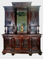 Antik,frissen felújított,reneszánsz stílusú dúsan faragott tálalószekrény