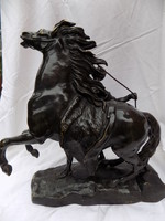 Bronz, lovát fékező fiú, 46 cm magas 43cm hosszú és 20 kg súlyú szobor