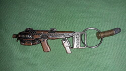 Militarista RONI FEGYVERGYÁR REKLÁM fém gépfegyver+lőszer figurás RÉZ kulcstartó 14cm képek szerint
