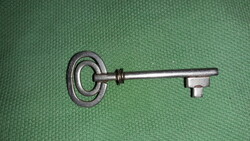 I think it is an antique silver key-shaped tie pin brooch pin 4.5 cm according to the pictures