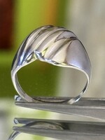 Letisztult formájú, különleges ezüst gyűrű