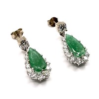 0122. Stud earrings with diamonds and emeralds