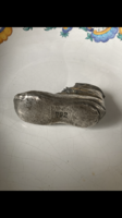 Antik régi bőr gyerek cipő, ezüsttel bevonva holokauszt emléktárgy lehetett