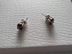 Silver earrings with garnet stones