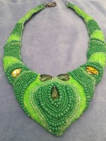 1db limitált készítésű gyönyörű hibátlan nyakék 46 cm a zöld színei, varrott fűzött