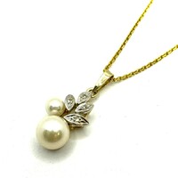 Gold pendant with pearls and diamonds
