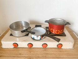 Children's toys: plate stove with dishes