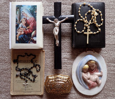 Fém kereszt feszület corpus korpusz Jézus rózsafüzér imafüzér porcelán Szűz Mária Kisded énekeskönyv