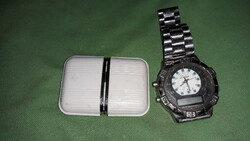 Old interesting quartz watches for parts, 2 in one, as shown in the pictures