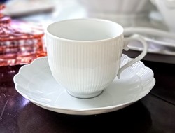 Fehér dombormintás hullámos porcelán csésze Kaiser