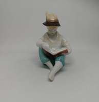 Hollóházi porcelán olvasó kalapos fiú!